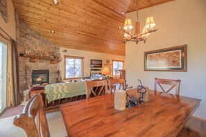 Basic Cabin | In-room dining - Pankratz Pines (Big Bear Lake)