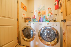 Basic Cabin | Laundry - Pankratz Pines (Big Bear Lake)