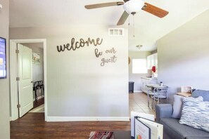 Living area - Atlanta Apts near downtown-Convenient to lots! (Atlanta)