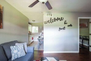 Living area - Atlanta Apts near downtown-Convenient to lots! (Atlanta)