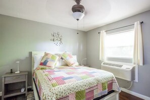 1 bedroom, iron/ironing board, free WiFi, bed sheets - Comfy & Cozy Apt Close to Downtown ATL w/Queen Bed (Atlanta)