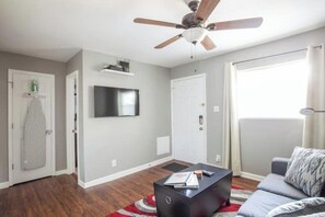Smart TV - Comfy & Cozy Apt Close to Downtown ATL w/Queen Bed (Atlanta)