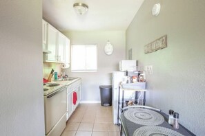 Fridge, microwave, oven, stovetop - Comfy & Cozy Apt Close to Downtown ATL w/Queen Bed (Atlanta)