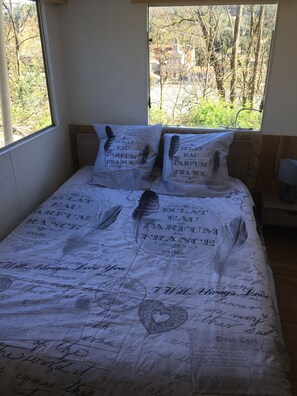 3 chambres, lit parapluie, draps fournis