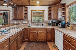 Private kitchen - Blue Jay Chalet (Big Bear Lake)