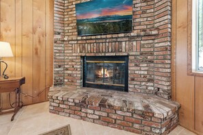 Fireplace - Cub Run Cabin (Big Bear Lake)