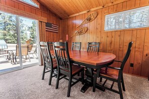 Basic Cabin | Living area - Cub Run Cabin (Big Bear Lake)