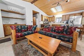 Living area - Cub Run Cabin (Big Bear Lake)