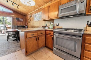 Private kitchen - Cub Run Cabin (Big Bear Lake)