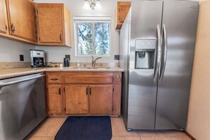 Basic Cabin | Private kitchen - Cub Run Cabin (Big Bear Lake)
