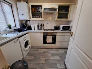 Réfrigérateur, micro-ondes, four, bouilloire électrique