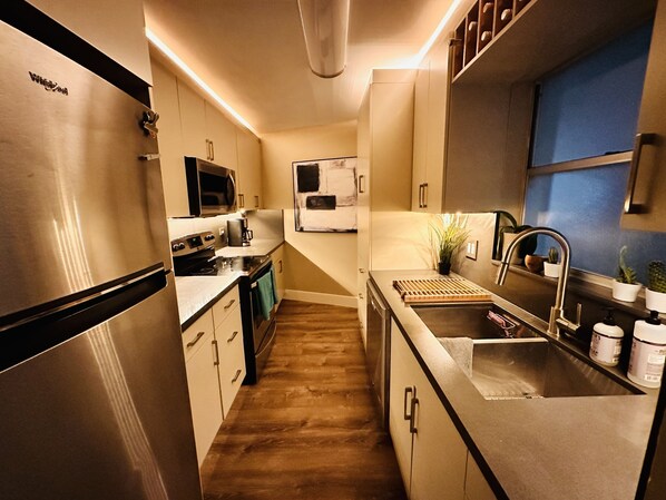 Kühlschrank, Mikrowelle, Ofen, Herdplatte