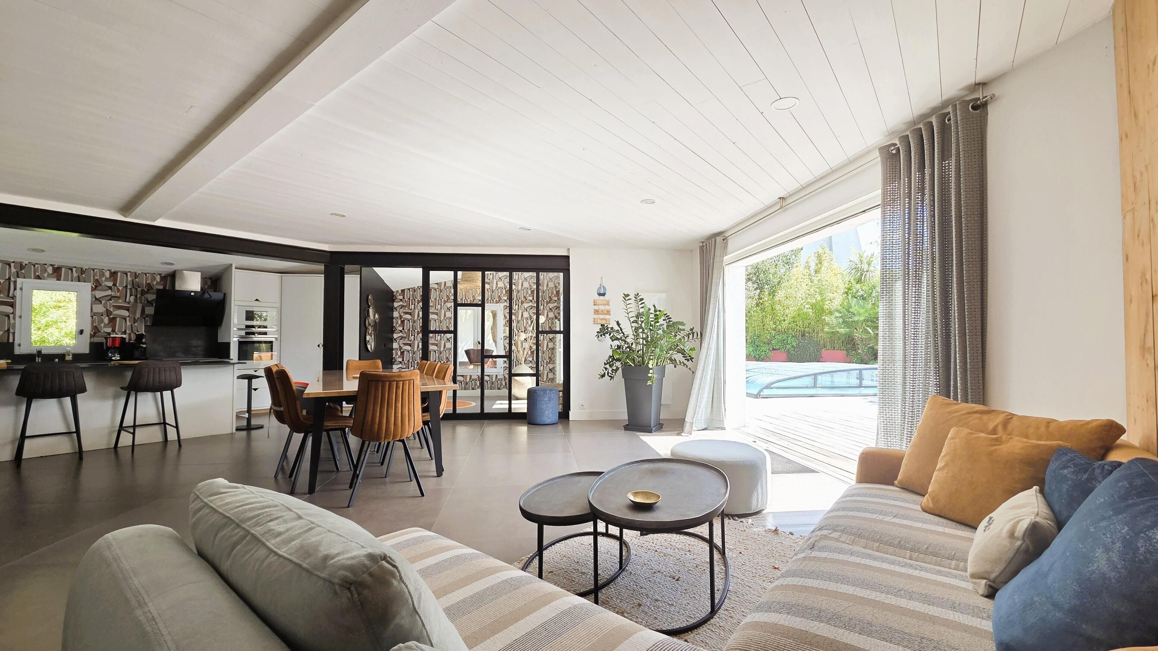 Televisie en een open haard