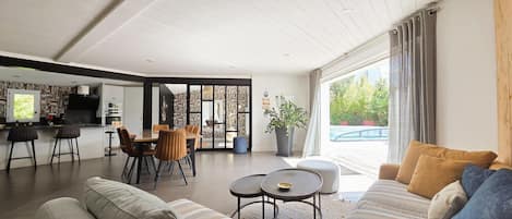 Una televisión, una chimenea