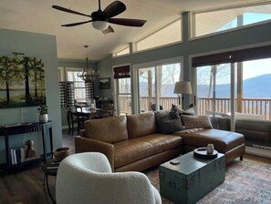 Smart TV, fireplace, video games, books - NEW! Laurel Lookout! A luxurious mountain getaway! (Hendersonville)