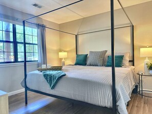 2 عدّة غرف نوم ومكواة/لوح كي وواي فاي وملاءات أسرّة