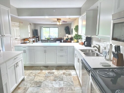 Indoor/Outdoor Pools, Hot Tub, Sauna, Walk In! Right behind Branson 76 Strip!