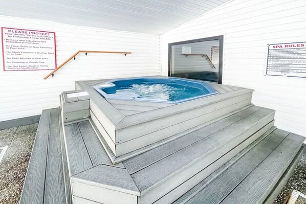 Indoor spa tub - Indoor/Outdoor Pools, Hot Tub, Sauna, Walk In! Right behind Branson 76 Strip! (Branson)