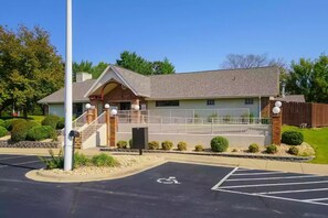 Exterior - Indoor/Outdoor Pools, Hot Tub, Sauna, Walk In! Right behind Branson 76 Strip! (Branson)