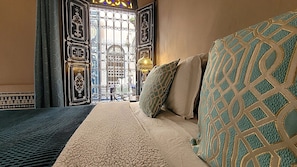 5 bedrooms, iron/ironing board, WiFi, bed sheets