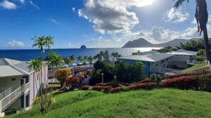 Un hotel frente al mar con vistas al océano y a las montañas.