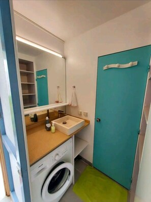 Douche, sèche-cheveux, serviettes fournies