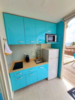 Réfrigérateur, micro-ondes, plaque de cuisson, cafetière/bouilloire