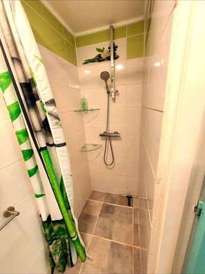 Shower, hair dryer, towels - Studio Marinotel Black Diamond (Le Diamant)