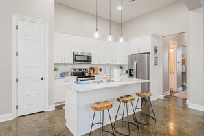 Fridge, microwave, stovetop, dishwasher