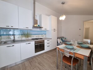 Réfrigérateur, four, plaque de cuisson, lave-vaisselle