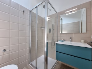 Dusche, Haartrockner, Bidet, Handtücher