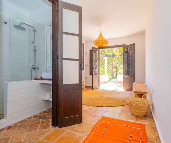 Badewanne, Haartrockner, Handtücher