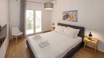 2 bedrooms, desk, iron/ironing board, WiFi