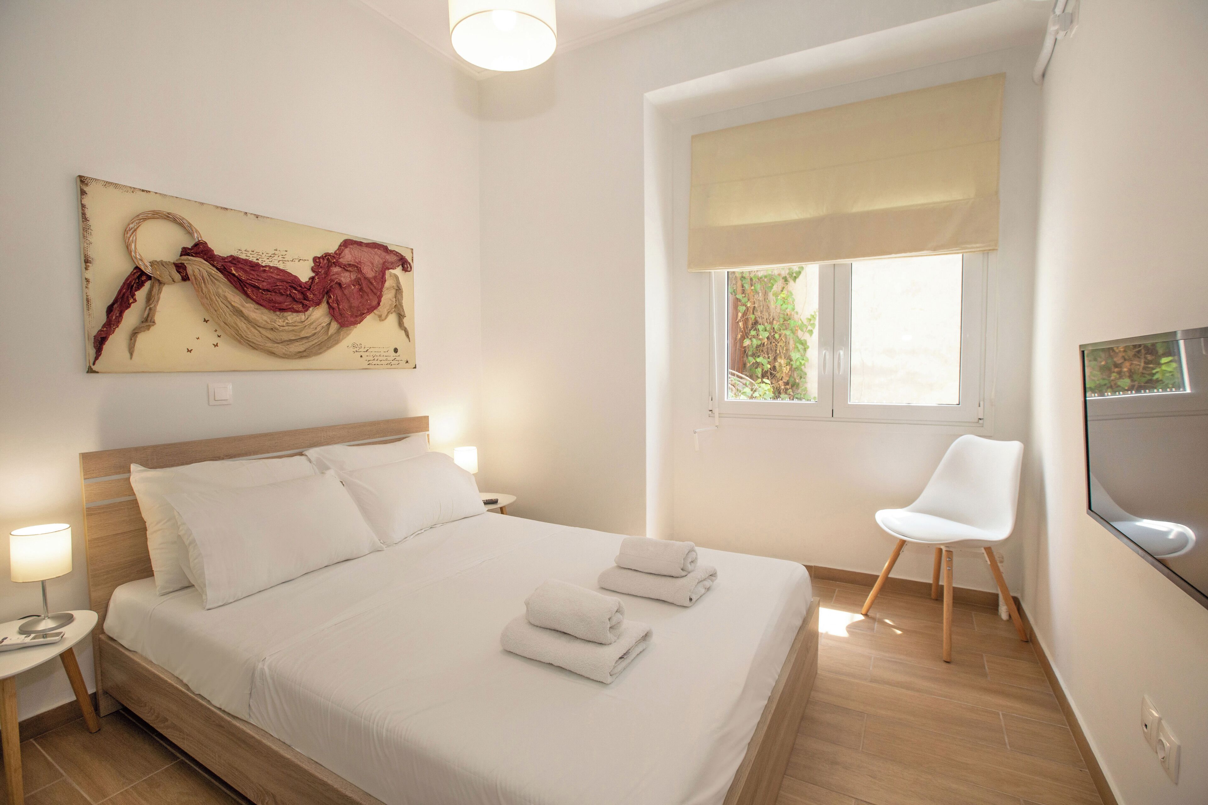 2 bedrooms, desk, iron/ironing board, WiFi