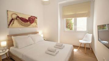 2 bedrooms, desk, iron/ironing board, WiFi