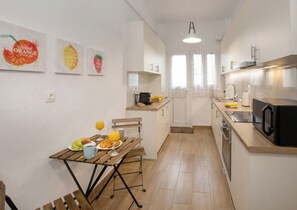Geladeira, fogão, cooktop, cafeteira/chaleira