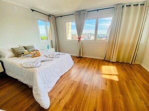 Apartamento básico | 4 quartos, Wi-Fi de cortesia, roupa de cama