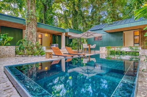 BRAND NEW 5-Star LUXE The Oasis - Family Villa
