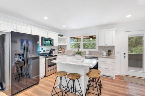 HOT TUB + POOL TABLE ★ Downtown Mountain Views in Helen ★