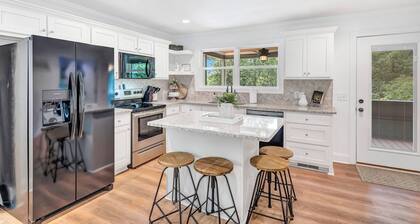 HOT TUB + POOL TABLE â
Downtown Mountain Views in Helen â