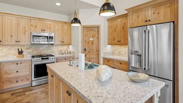 Basic Cabin | Private kitchen | Electric kettle, cookware/dishes/utensils