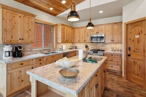 Private kitchen - Boulder Bay Chalet Lakefront (Big Bear Lake)