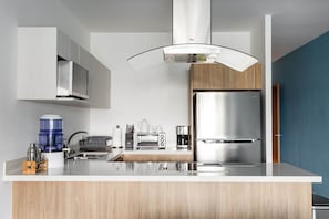 Premium Apartment | Private kitchen | Fridge, microwave, stovetop, cookware/dishes/utensils