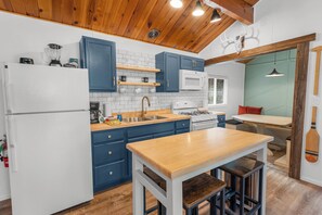 Basic Cabin | Private kitchen | Electric kettle, toaster - Dark Pine Retreat (Big Bear City)