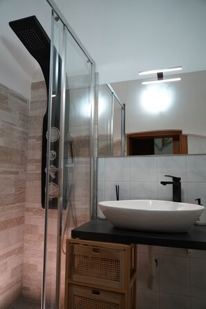 Douche, sèche-cheveux, bidet, serviettes fournies