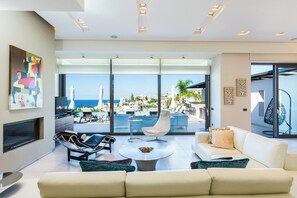 Smart-TV, Kamin, Videospiele, Tischtennisplatte