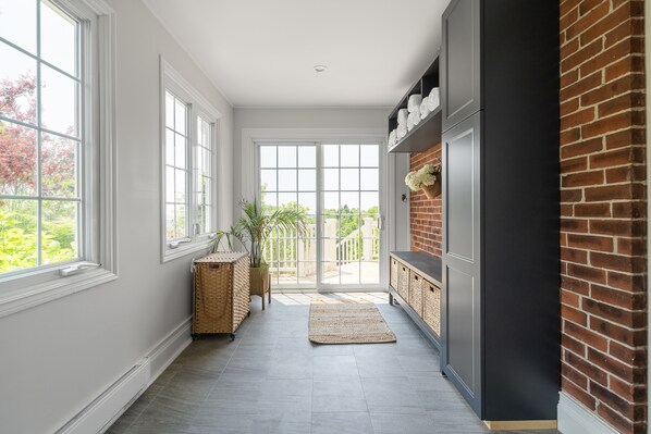 Interior - Lakeview Luxury Farmhouse Retreat + Hot Tub (Cobourg)