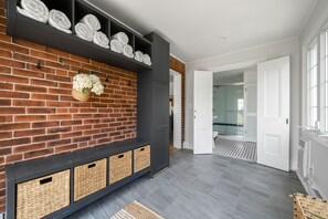 Interior - Lakeview Luxury Farmhouse Retreat + Hot Tub (Cobourg)