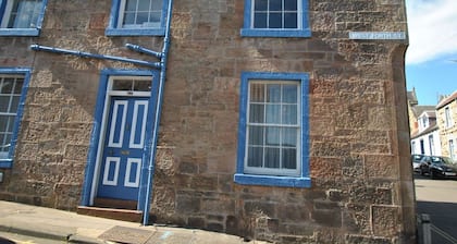 Auld Fisher's Hoist- traditional home by the sea