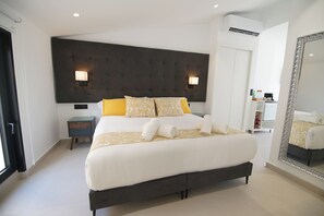 Deluxe Penthouse | 1 bedroom, premium bedding, down duvets, free minibar items - Suites Puerto Valencia (Valencia)